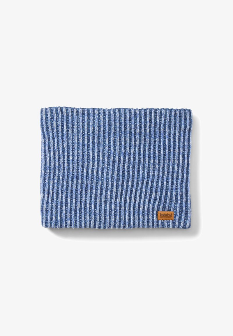 Bonnet tricoté bleu avec une texture en côtes horizontales ; présente un schéma de couleurs bleu clair et bleu foncé ainsi qu'une étiquette en patch Timberland marron.