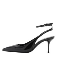 Čierne patentné kožené slingback pumpy s ostrou špičkou, remienkom okolo členka a tenkým stiletto podpätkom, s elegantným, minimalistickým dizajnom.