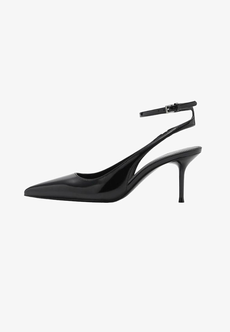 Svartlackade slingback-pump med spetsig tå, ankelrem och en tunn stilettklack, med en stilren och minimalistisk design.