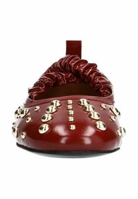 Rode leren schoen met een geplooide bovenkant en gouden studs aan de voorkant. Platte zool met een ronde neus en zonder zichtbare branding.