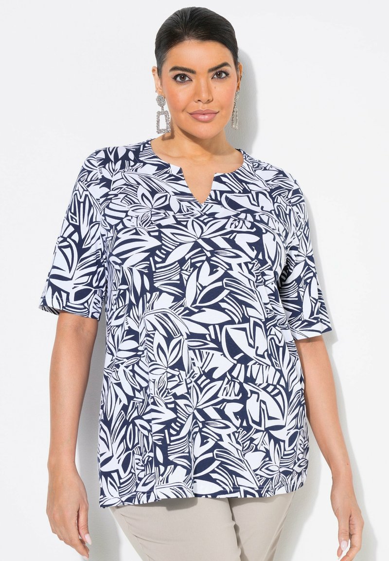 Námořnická a bílá květinová blůza s krátkým rukávem, výstřihem do V a volným střihem. Obsahuje kombinaci vzorů listů a hladkého bavlněného vzhledu.