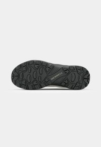 Buty Merrell z czarną gumową podeszwą z wielokierunkowymi wypustkami, zapewniającymi przyczepność. Wykonane z trwałych materiałów, zaprojektowane do użytku na zewnątrz.