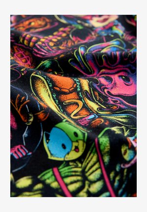 Juodas audinys su spalvingomis, animacinio stiliaus raštais, vaizduojančiais įvairius personažus ir formas, demonstruojantis ryškias spalvas ir lygų paviršių.