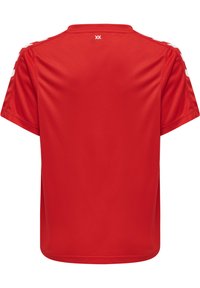 Camiseta atlética roja de manga corta hecha de tejido suave, con cuello redondo y sutiles acentos blancos en los hombros.