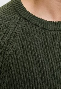 Donkergroen geribbeld gebreid vest met een ronde halslijn en een gestructureerde stof, met verticale lijnen en een aansluitend ontwerp.
