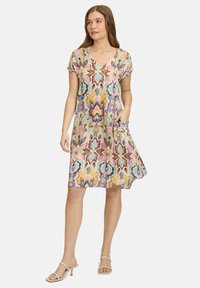 Kurzärmliges Kleid aus leichtem Stoff mit einem mehrfarbigen Blumen- und geometrischen Muster, V-Ausschnitt und seitlichen Taschen.