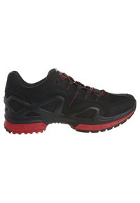 Schwarzer Sportschuh mit roten Akzenten, der ein strukturiertes Obermaterial, eine verstärkte Zehenpartie und eine robuste Sohle für Traktion aufweist. Das Schnürsystem ist sichtbar.