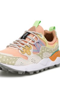 Leichte Sneakers mit einem Obermaterial aus Netzgewebe in Pfirsich, beigen Akzenten, strukturierten gelben und grünen Details sowie mehrfarbigen Schnürsenkeln. Dicke weiße Sohle.