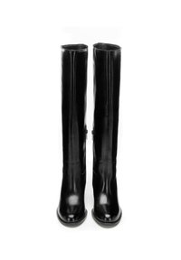 Czarne skórzane kozaki za kolano o gładkiej fakturze, zaokrąglonym nosku i zamku błyskawicznym po wewnętrznej stronie, prezentujące smukłą sylwetkę.