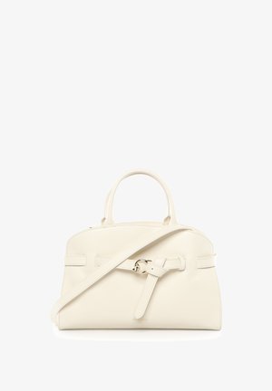 Sac à main en cuir couleur crème avec double poignée supérieure, bandoulière réglable et ceinture décorative avec boucle dorée à l'avant.