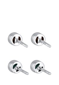 Boucles d'oreilles en argent de forme ronde, avec une finition lisse et de petites tiges. Deux paires présentent des accents de couleur intérieure différents.