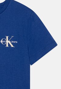 Calvin Klein Jeans CHEST MONOLOGO - Apdrukāts T-krekls - pigment blue