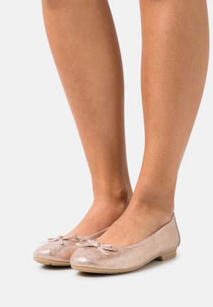 Ballerines en or rose avec une finition texturée, bout rond, petit nœud sur le devant et semelle plate.