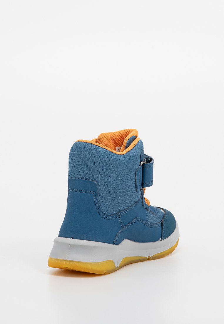 Blauer synthetischer High-Top-Schuh mit orangefarbenem Innenfutter, strukturierten Stoffelementen, Klettverschluss und einer weißen und gelben Gummisohle.