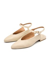 Scarpe slingback in pelle beige con punta affusolata e sottile cinturino alla caviglia, dotate di un tacco basso a blocco e di un design con apertura rettangolare.