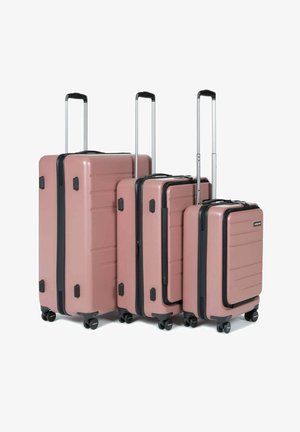 Drei weiche, rosa Koffer mit schwarzen Akzenten in unterschiedlichen Größen, aus Hartschale, mit glatter Textur, ausgestattet mit ausziehbaren Griffen und Spinner-Rädern.
