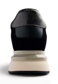 Zapatilla negra con upper de cuero agrietado, acentos de ante, suela acolchada y logo de Gioseppo en el talón.