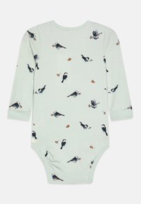 Combinaison à manches longues en tissu vert menthe, ornée d'un motif d'oiseaux et de feuilles. Matériau doux et extensible avec des fermetures à pression en bas.
