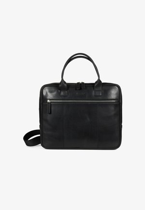 Czarna skórzana teczka z podwójnymi uchwytami, przednią kieszenią na suwak oraz regulowanym paskiem na ramię na białym tle.