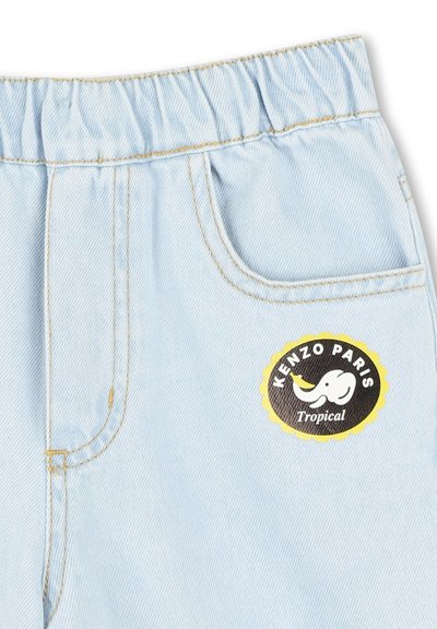 Lichtblauwe denim shorts met een elastische tailleband, voorzien van een voorkantzak en een zwart rond label met een olifantgrafiek en tekst.
