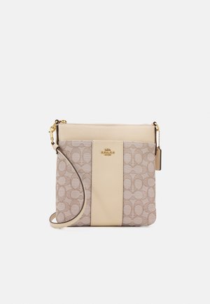 Beżowa i jasnobrązowa torebka crossbody Coach z charakterystycznym wzorem logo, skórzaną panelem, złotymi elementami i regulowanym paskiem na ramię.