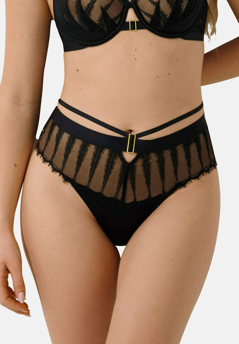 Ensemble de lingerie noire avec des détails en maille transparente, comprenant un bas taille haute avec des sangles entrecroisées et des accents en métal doré.