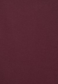 Bordeauxfarbener Stoff mit glatter Textur, der ein einheitliches Rippmuster aufweist und sich für Bekleidung oder textile Anwendungen eignet.