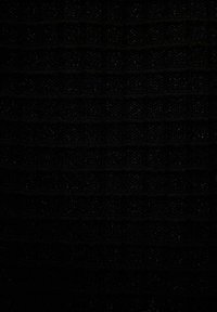 Schwarzer Strickstoff mit einem strukturierten Muster aus erhabenen Quadraten und horizontalen Linien. Die Oberfläche hat einen subtilen Schimmer.