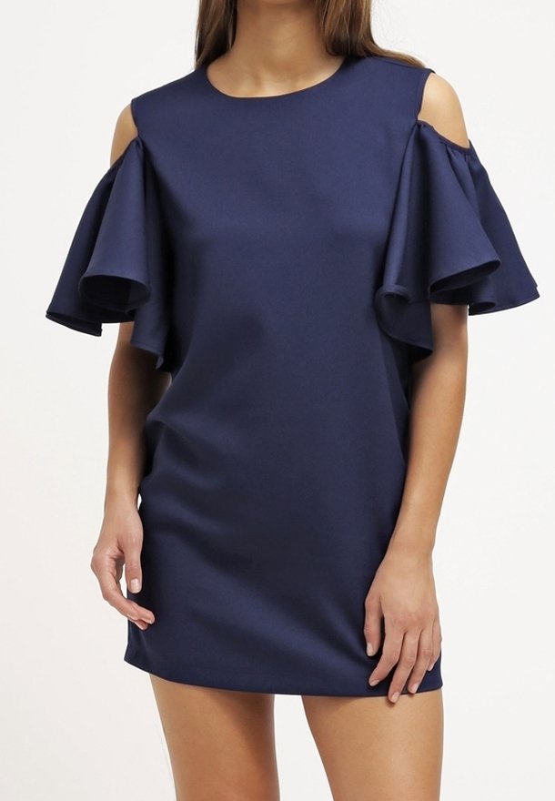 Robe bleu marine avec design à épaules dénudées, manches larges à volants et tissu lisse et texturé. Longueur au-dessus du genou, encolure ronde.