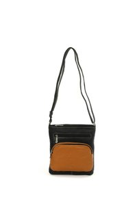 Zwarte leren crossbodytas met een tankleurig voorvak, ritssluitingen en verstelbare riemen, voorzien van een textuurafwerking en minimale hardware.