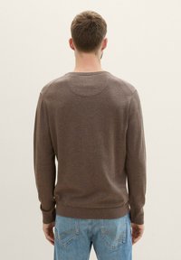 TOM TAILOR MIT V-AUSSCHNITT - Džemperis - wood brown melange