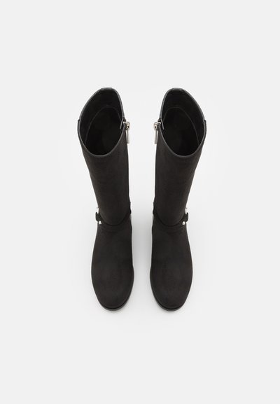 Juodos kelio ilgio botai, pagaminti iš tekstūruotos zomšos, su elegantišku dizainu, dviem šoninėmis užtrauktukais ir plokščiu padu.