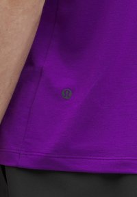 lululemon ZEROED IN SHORT SLEEVE - Basic póló - college purple