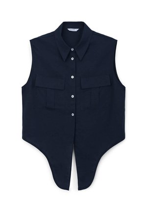 Camicetta senza maniche blu navy con colletto a punta, due tasche con pattina sul petto e orlo curvo asimmetrico.