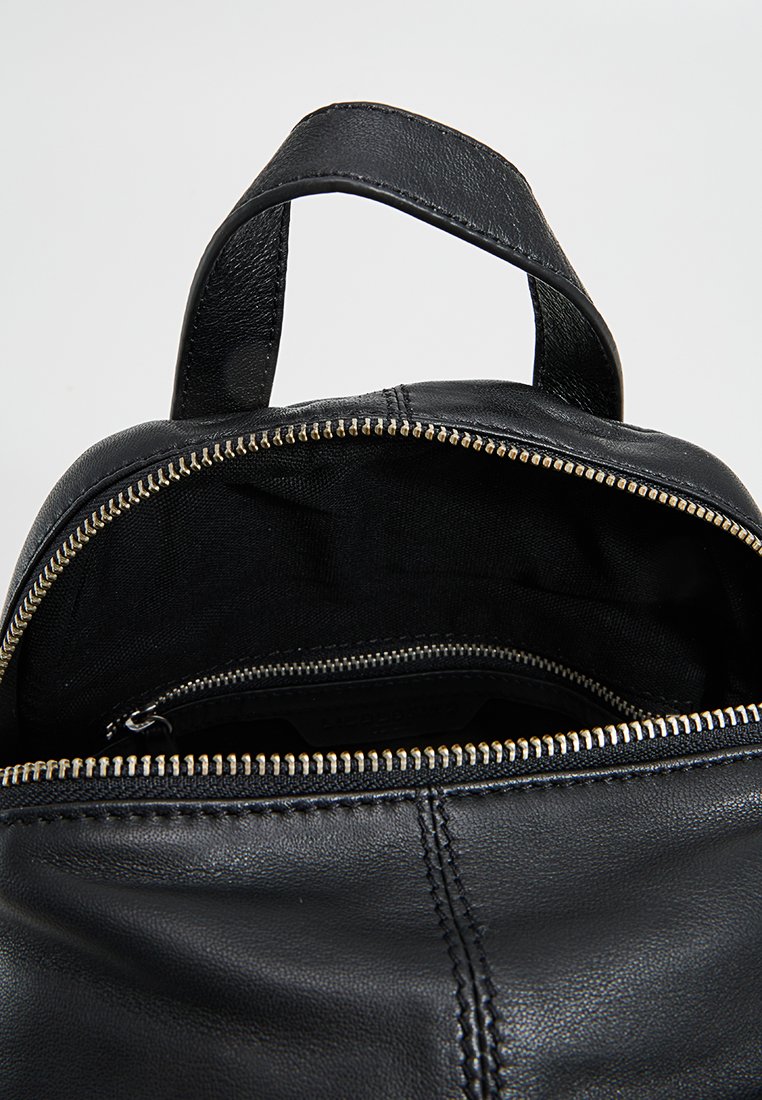 Schwarzer Leder-Rucksack mit einem Reißverschlussöffnungsbereich, ausgestattet mit einem weichen Innenfutter und einem Reißverschluss in goldfarbener Ausführung. Enthält eine Innentasche zur besseren Organisation.