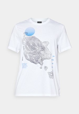 Hvit bomull t-skjorte med et topografisk kartdesign i svart og blått, med textelementer og en rund blå detalj. Korte ermer.