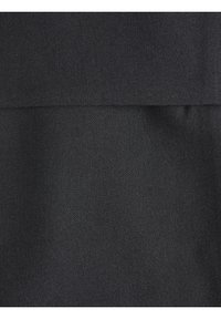 Černá tkanina s hladkým a mírně strukturovaným povrchem, s jemným diagonálním vzorem tkaní a plochým horním okrajem.