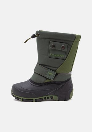 Botte d'hiver verte et noire avec semelle en caoutchouc, sangle réglable, fermeture à cordon et logo KangaROOS sur le côté.