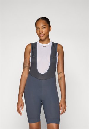 Shorts de cyclisme en gris avec un haut en maille. Comprend un col arrondi, une zone de siège rembourrée et un design ajusté. Le matériau semble lisse et élastique.