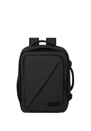 Zaino rettangolare nero con spallacci imbottiti, cucitura diagonale frontale, maniglia laterale e tasca con zip, progettato per l'uso quotidiano.