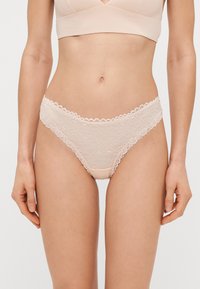 Heledadiga, millel on õrn roosa värv, lillemustrid, lainelised servad ja läbipaistev tekstuur. Sile vöökoht täiendab disaini.