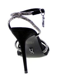 Sandalo alto nero con finitura in tessuto texturizzato, cinturini in argento decorati, punta affusolata e sottile tacco a stiletto.