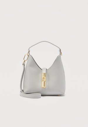 Sac à main en cuir gris clair de forme arrondie, avec poignée courte, bandoulière amovible et fermeture à boucle dorée au centre avant.