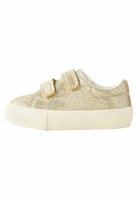 Baskets à paillettes dorées avec un embout arrondi, deux bandes Velcro et une épaisse semelle en caoutchouc blanc. Texture lisse avec un détail scintillant.