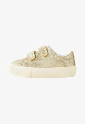 Goldene Glitzer-Sneaker mit abgerundetem Zeh, zwei Klettverschlüssen und einer dicken weißen Gummisohle. Glatte Textur mit schimmernden Details.