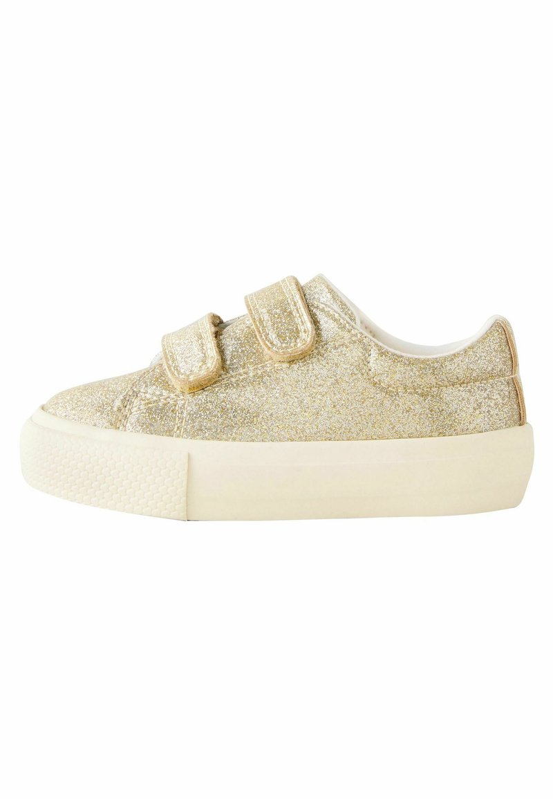 Baskets à paillettes dorées avec un embout arrondi, deux bandes Velcro et une épaisse semelle en caoutchouc blanc. Texture lisse avec un détail scintillant.