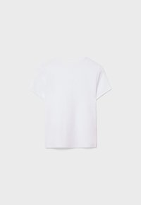 Effen wit kortluchtig t-shirt met ronde hals volledig plat weergegeven van de achterkant op een neutrale lichtgrijze achtergrond.