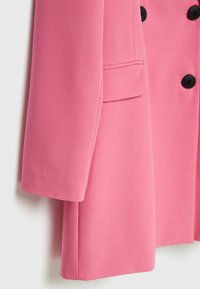 Roze blazer met een gestructureerd ontwerp, gemaakt van een gladde stof. Beschikt over een dubbele rij knopen en een enkele zijzak.