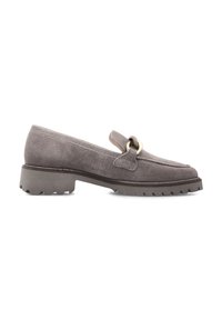 Mocassin en daim gris avec semelle en caoutchouc épaisse et détail métallique doré circulaire sur la bride au-dessus.
