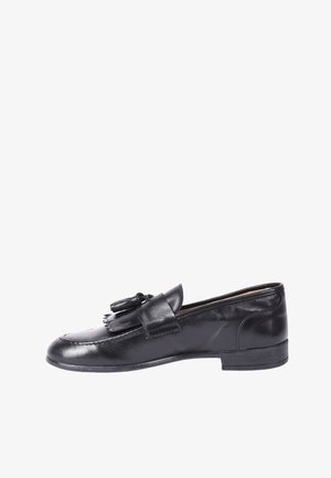 Mocassino nero in pelle con tacco basso, punta arrotondata, nappine decorative e dettaglio di frange sulla parte superiore.